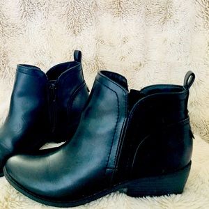 Women’s size 7 Guess black ankle booties.